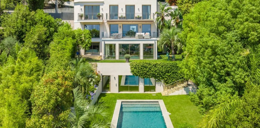 5 bedrooms Villa in Cannes, France No. 69141