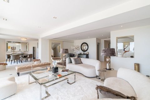 5 bedrooms Villa in Cannes, France No. 69141 4