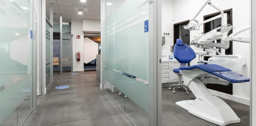 685m² Commercial property à Barcelona, Spain No. 126480