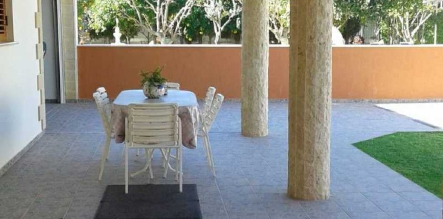 4 bedrooms House in Agios Athanasios, Cyprus No. 76823