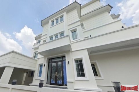 5 bedrooms Villa in Bangkok, Thailand No. 96973 1