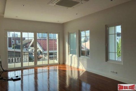 5 bedrooms Villa in Bangkok, Thailand No. 96973 8