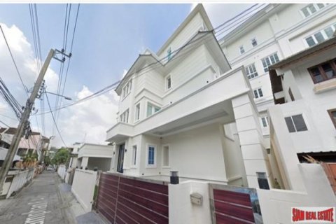 5 bedrooms Villa in Bangkok, Thailand No. 96973 16