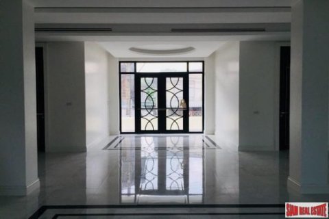 5 bedrooms Villa in Bangkok, Thailand No. 96973 5