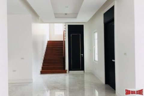 5 bedrooms Villa in Bangkok, Thailand No. 96973 6
