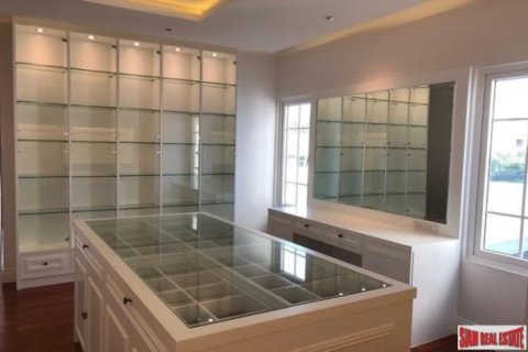 5 bedrooms Villa in Bangkok, Thailand No. 96973 10