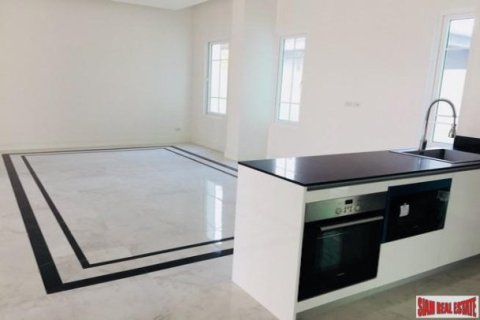 5 bedrooms Villa in Bangkok, Thailand No. 96973 4