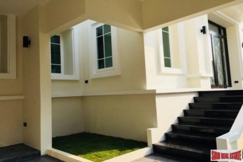 5 bedrooms Villa in Bangkok, Thailand No. 96973 2