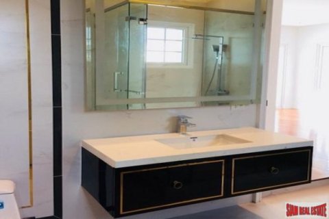 5 bedrooms Villa in Bangkok, Thailand No. 96973 15