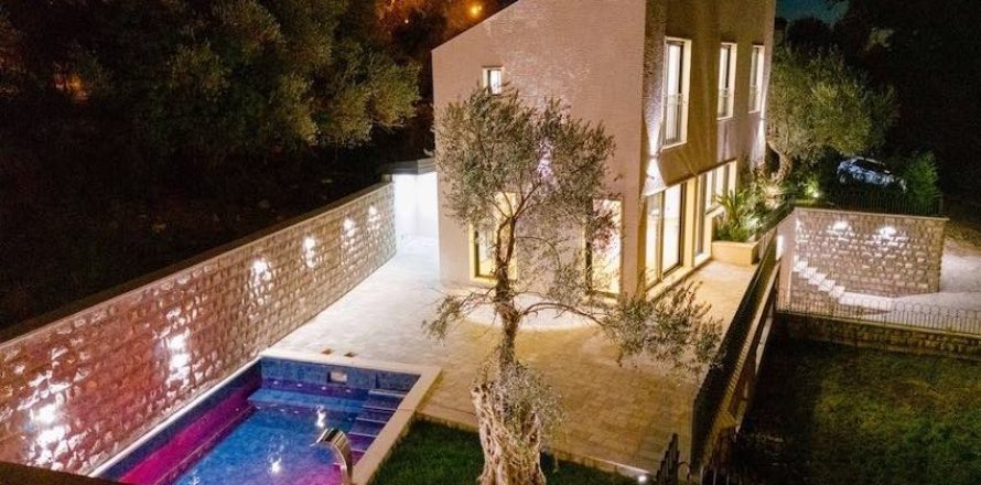 3 bedrooms House in Budva, Montenegro No. 83673