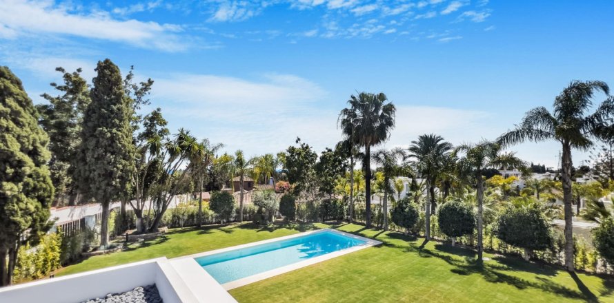 6 bedrooms Villa in Marbella, Spain No. 111255