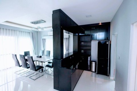 4 bedrooms House in Chiang Mai, Thailand No. 97747 9