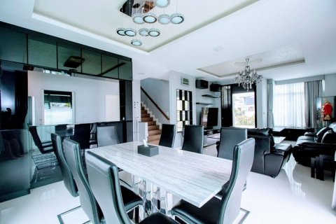 4 bedrooms House in Chiang Mai, Thailand No. 97747 11