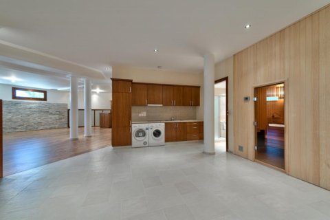 5 bedrooms Villa in Limassol, Cyprus No. 106093 5