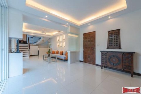 4 bedrooms Villa in Patong, Thailand No. 96330 3