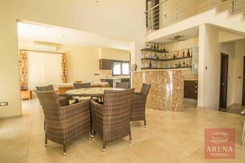 4 bedrooms Villa in Paralimni, Cyprus No. 28765 9