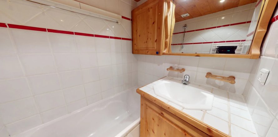 2 bedrooms Apartment in Les Allues, France No. 100165