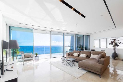 3 bedrooms Apartment in Limassol, Cyprus No. 35010 1