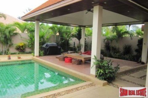 4 bedrooms Villa in Pattaya, Thailand No. 96487 3