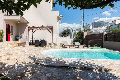 5 bedrooms House in Kalyvia Thorikou, Greece No. 108394