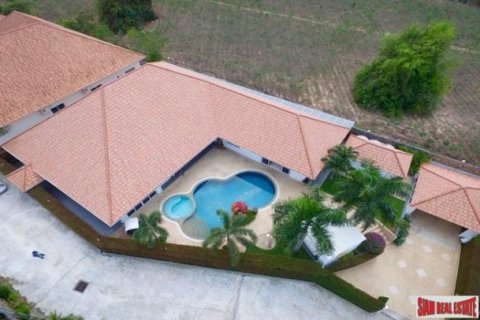 4 bedrooms Villa in Pattaya, Thailand No. 96648 9