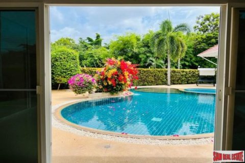 4 bedrooms Villa in Pattaya, Thailand No. 96648 3