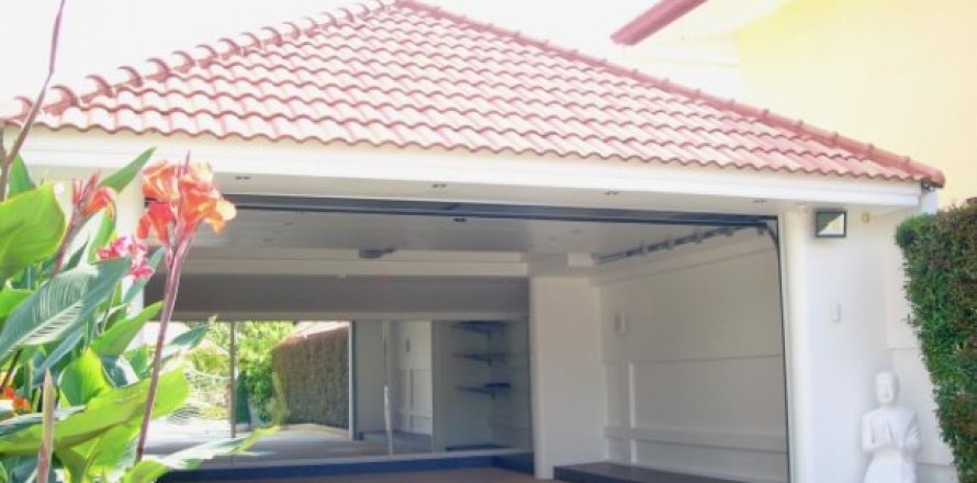 4 bedrooms Villa in Pattaya, Thailand No. 96648