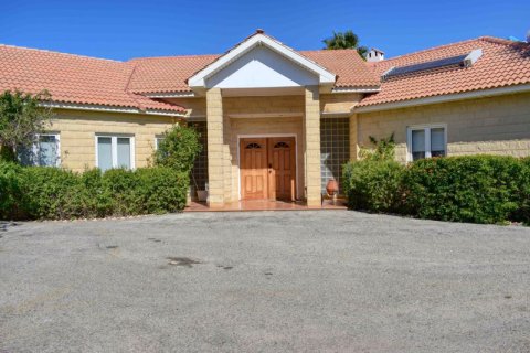 4 bedrooms Bungalow in Agioi Trimithias, Cyprus No. 36850 1