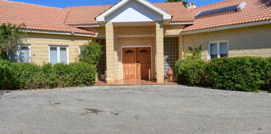 4 bedrooms Bungalow in Agioi Trimithias, Cyprus No. 36850