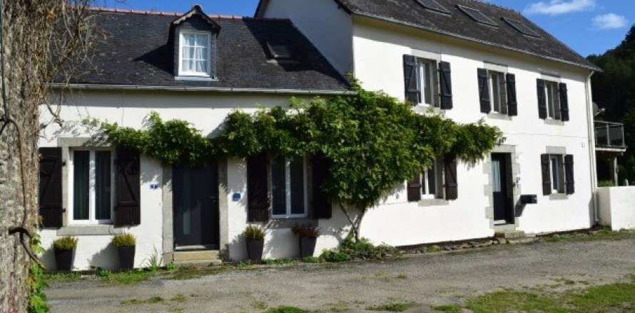 5 bedrooms House in Chateauneuf-du-Faou, France No. 69432