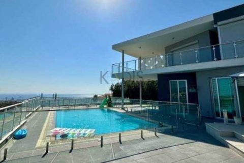 5 bedrooms Villa in Agios Athanasios, Cyprus No. 74136 3
