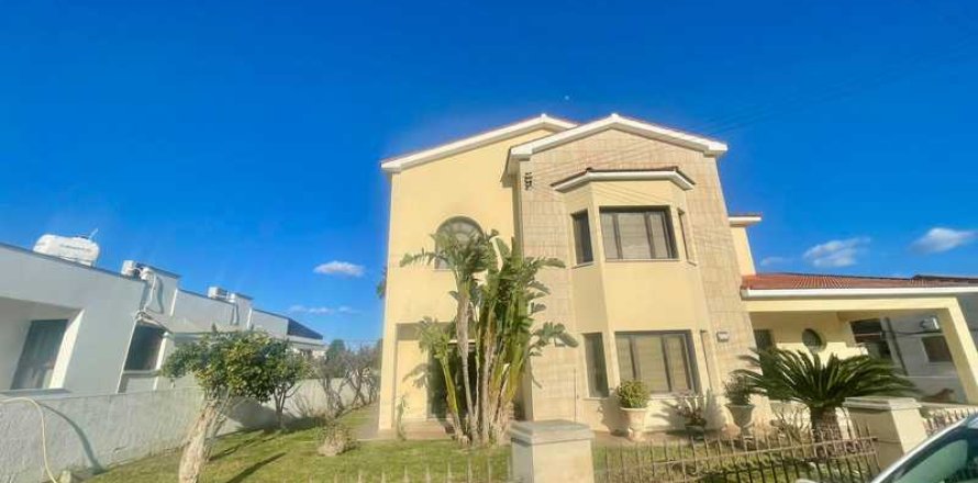 4 dormitorios Villa en Aradippou, Cyprus No. 79500