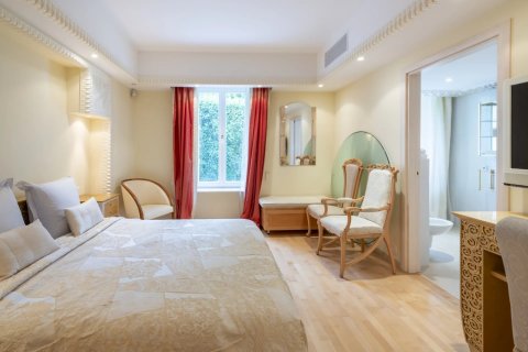 13 bedrooms Villa in Antibes, France No. 76711 9