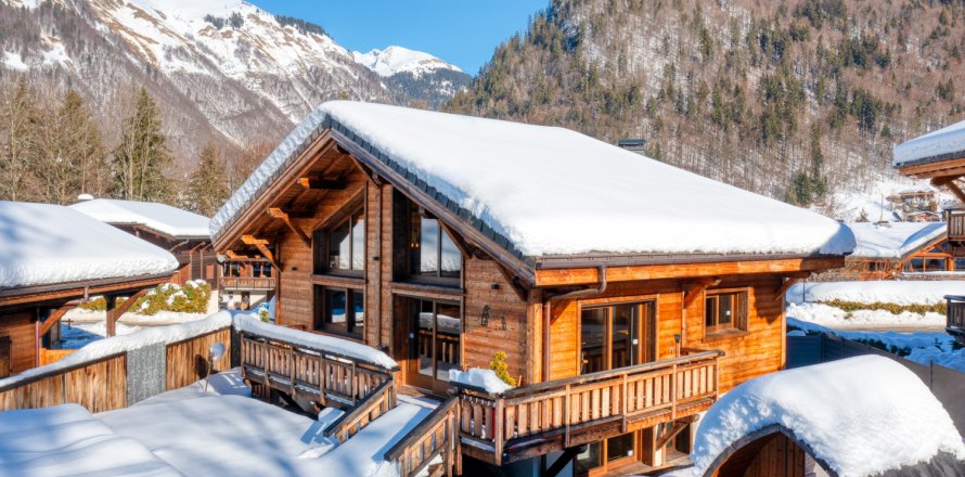 7 bedrooms House in Morzine, France No. 99647