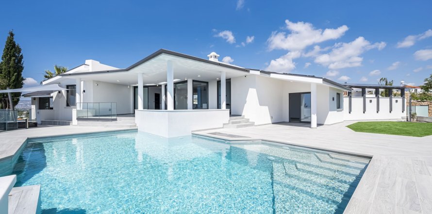 5 bedrooms Villa in Paphos, Cyprus No. 37525