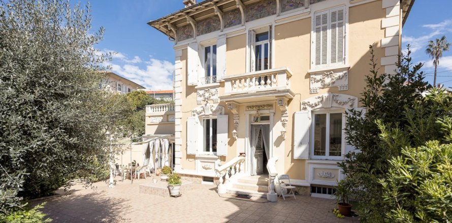6 chambres House à Cannes, France No. 100267