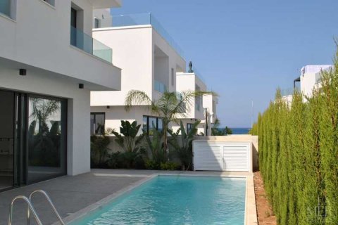 3 bedrooms Villa in Famagusta, Cyprus No. 62519 3