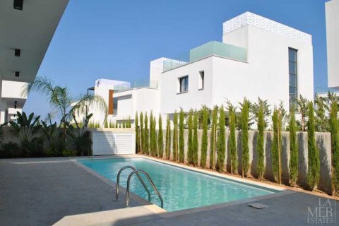 3 bedrooms Villa in Famagusta, Cyprus No. 62519 2