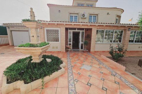 5 bedrooms Villa in Torrevieja, Spain No. 124677