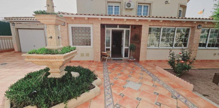 5 bedrooms Villa in Torrevieja, Spain No. 124677