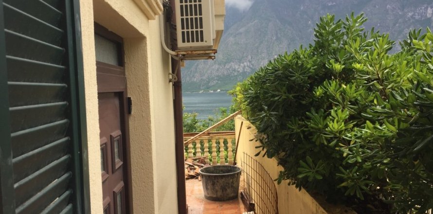 3 bedrooms Apartment in Prcanj, Montenegro No. 104710