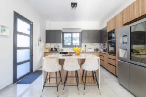 5 bedrooms Villa in Limassol, Cyprus No. 29197 2