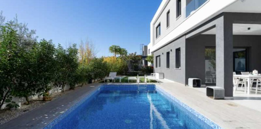 5 bedrooms Villa in Limassol, Cyprus No. 29197