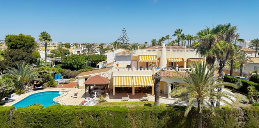4 dormitorios Villa en Punta Prima, Spain No. 111753