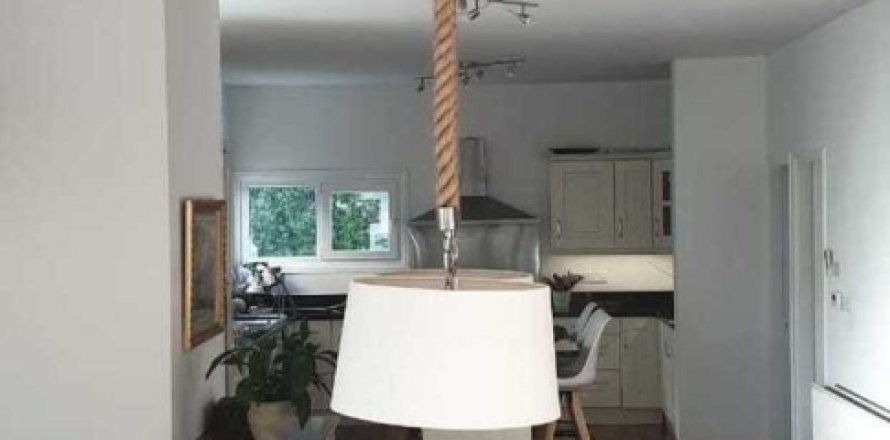 Дом с 5 спальнями в Пиргос, Кипр №29574