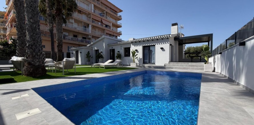 4 bedrooms Villa in Torrevieja, Spain No. 128093