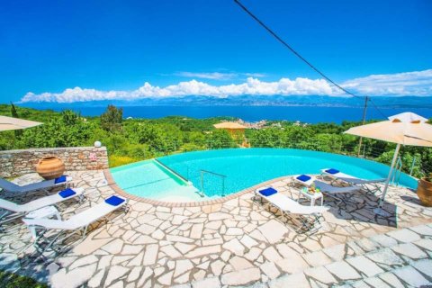 3 bedrooms Villa in Corfu, Greece No. 61614 1
