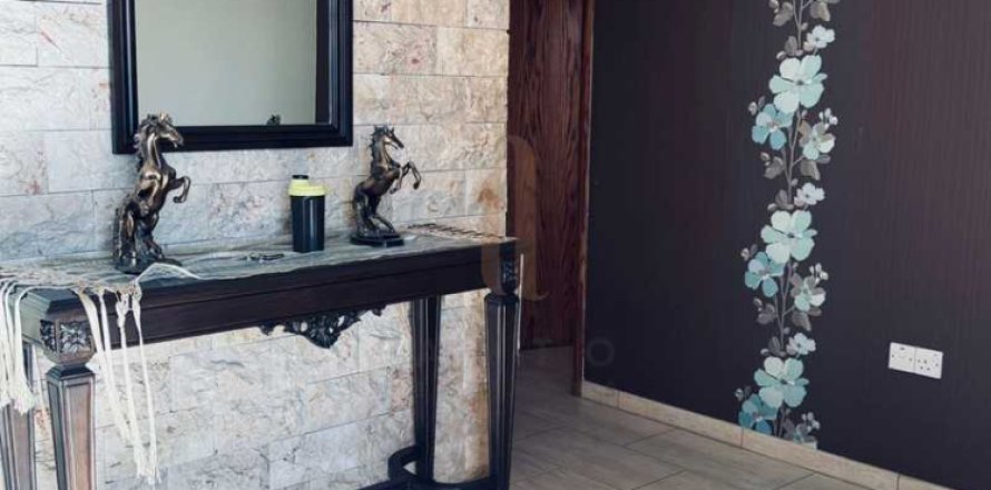 5 bedrooms Villa in Agios Athanasios, Cyprus No. 73094