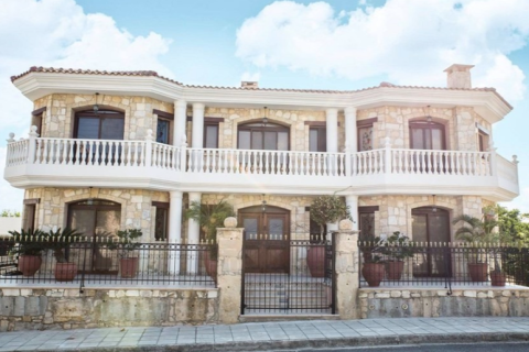5 bedrooms Villa in Limassol, Cyprus No. 31620 1
