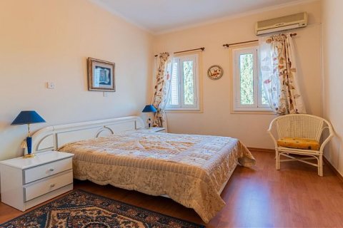 5 bedrooms Villa in Limassol, Cyprus No. 37812 13